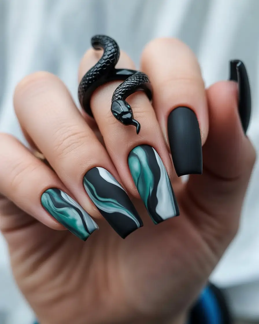green-winter-nails-ideas-2025-2026-2