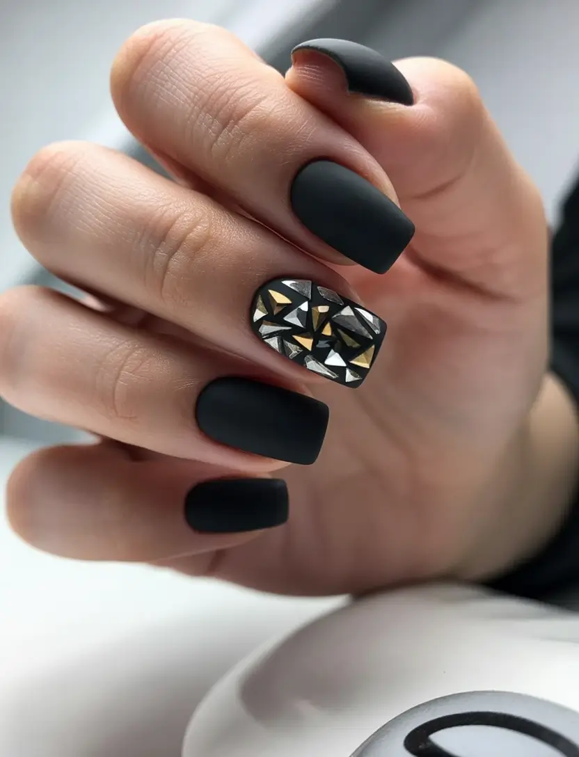 winter-nails-ideas-Black-Velvet-Mosaic