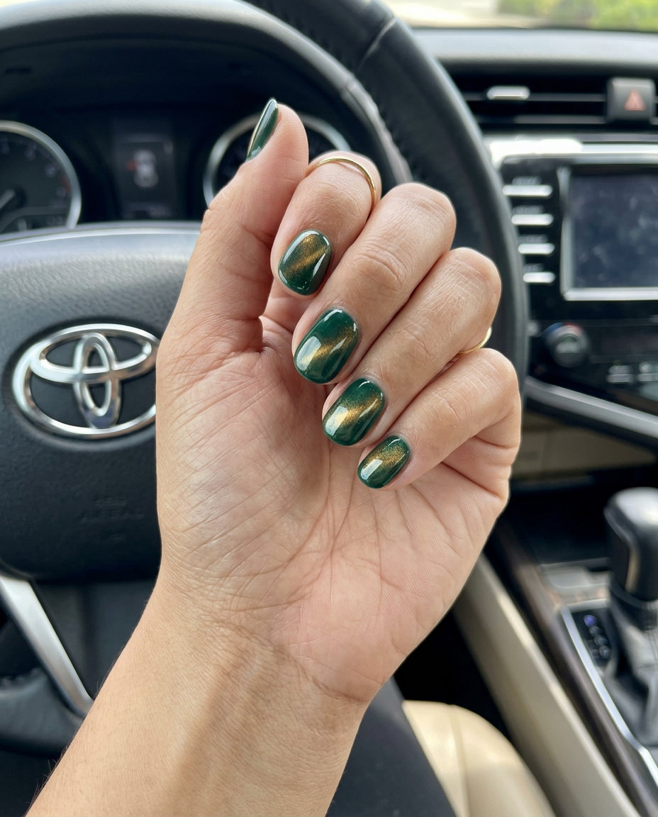Emerald Cat-Eye Nails 2026: Sultry Cocktail Party Style Short round summer nails 2026: Sultry emerald green cat-eye for date nights and cocktail parties.