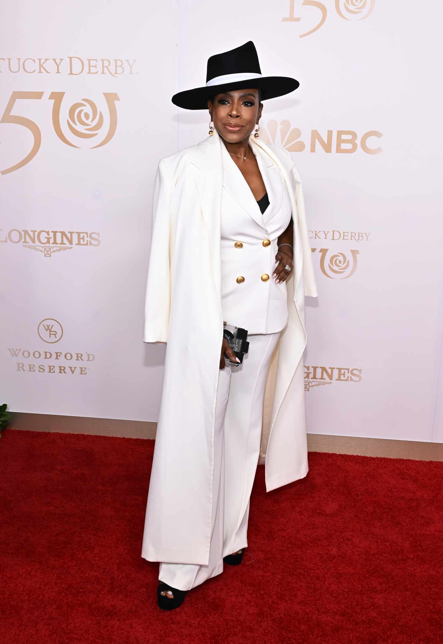 Chic White Suit with Wide-Brimmed Hat — Kentucky Derby Outfits 2027