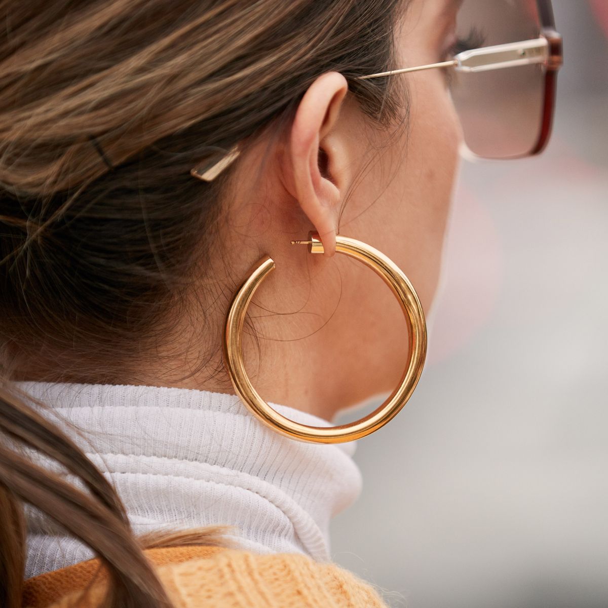 Large Gold Hoop with Turtleneck and Sunglasses for Daytime Cool Large Gold Hoop with Turtleneck and Sunglasses for Daytime Cool — Gold Hoops Outfits 2027