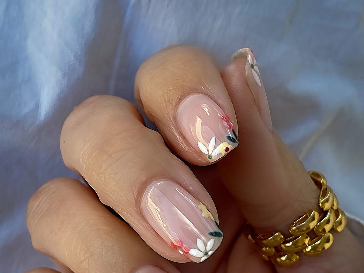Minimalist Cream Flower Oval Nails Minimalist Cream Flower Oval Nails — Wildflower Flower Nails 2027