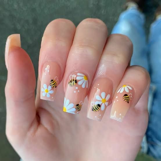 Bee And Daisy Motifs Visual Idea Bee And Daisy Motifs Visual Idea — Bee Nails 2027