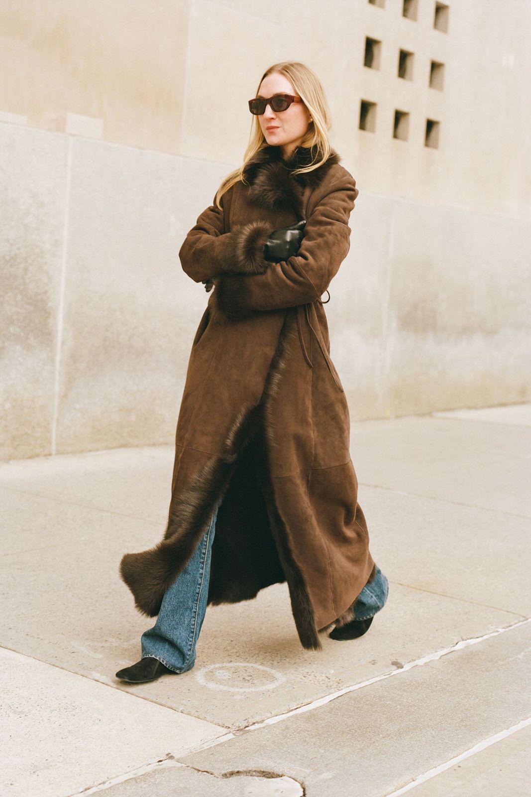 Maxi Shearling Coat with Denim for Warm Casual Style Maxi Shearling Coat with Denim for Warm Casual Style — Brown Coat Outfits 2027