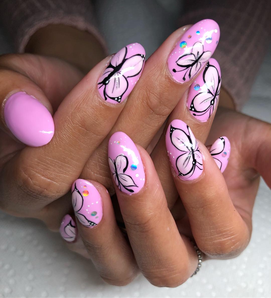 Soft Pink Butterfly Outline Flake Nails Soft Pink Butterfly Outline Flake Nails — Short Butterfly Round Nails 2027