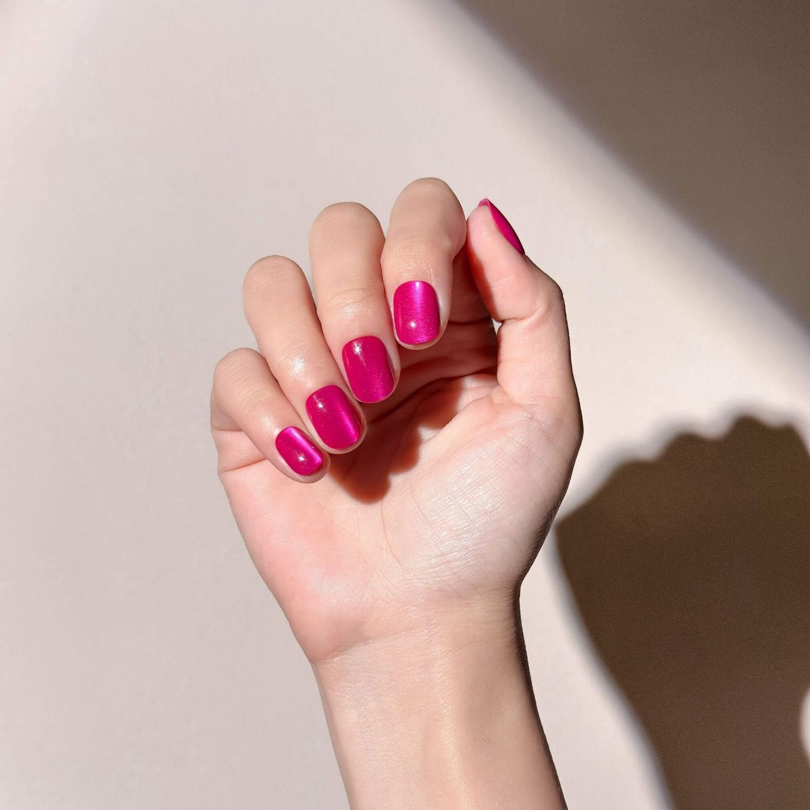 Magenta Velvet Cat Eye Almond Nails Magenta Velvet Cat Eye Almond Nails — Magenta Nails 2027