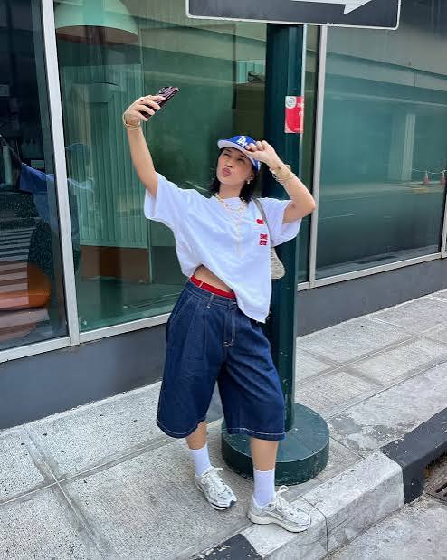 Oversized White Tee and Denim Shorts for Casual Streetwear Oversized White Tee and Denim Shorts for Casual Streetwear — Zoom Outfits 2027