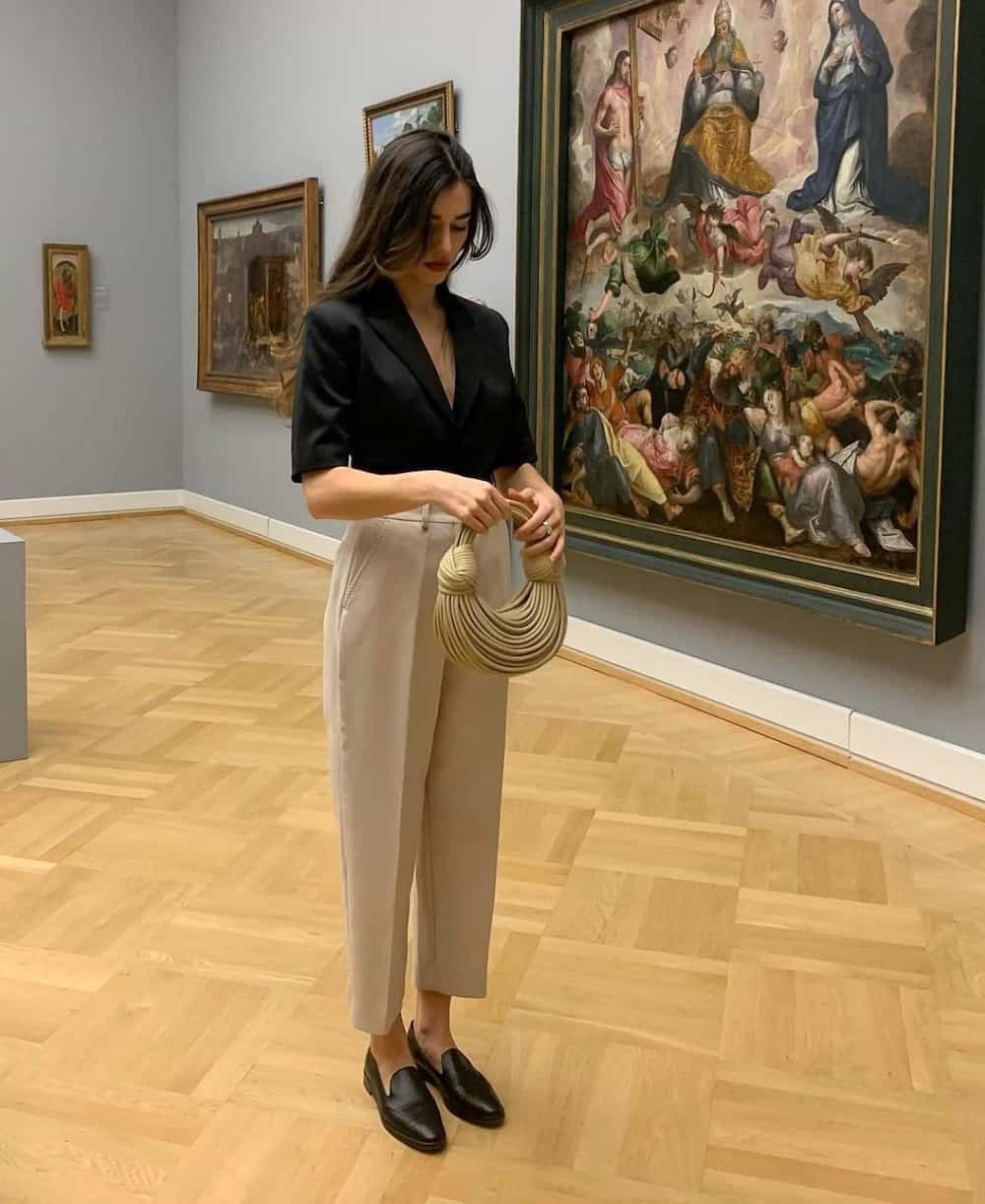 Chic Separates with Sculptural Handbag for Gallery Visits Chic Separates with Sculptural Handbag for Gallery Visits — Museum Outfits 2027
