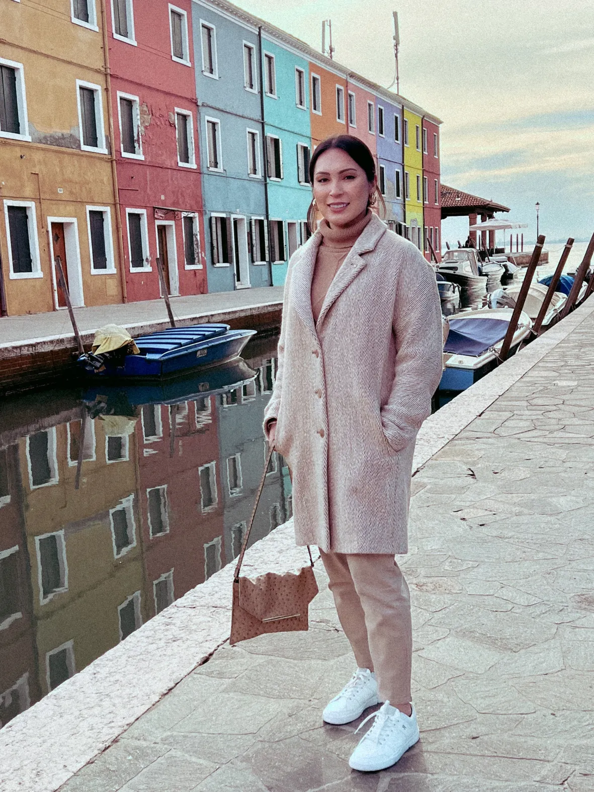 Chic Neutral Travel: Textured Coat and Knit Turtleneck Chic Neutral Travel: Textured Coat and Knit Turtleneck — Europe Outfits 2027