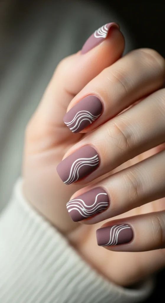 White Wavy Lines On Accent Nails Visual Idea White Wavy Lines On Accent Nails Visual Idea — Mauve Nails 2027