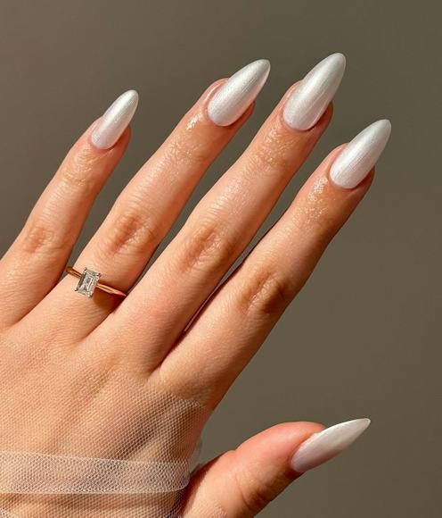 Off-White with Pink Gradient and Gold Off-White with Pink Gradient and Gold — Winter White Nails 2027