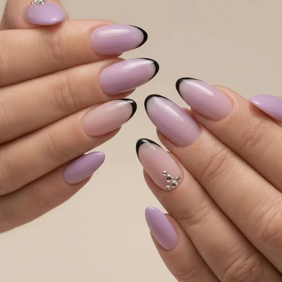 Medium Oval Purple Gradient With Black Line Medium Oval Purple Gradient With Black Line — Simple Graduation Nails 2027
