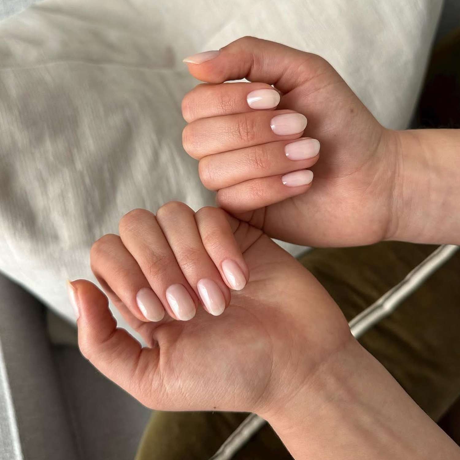 Pale Pink Cream Minimalist Bunny Outline Pale Pink Cream Minimalist Bunny Outline — Funny Bunny Nails 2027