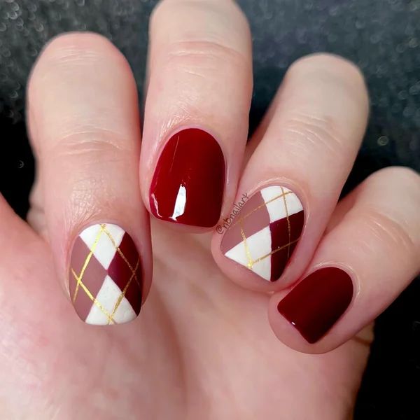 Winter Cozy Visual Idea — Christmas Sweater Nails 2026