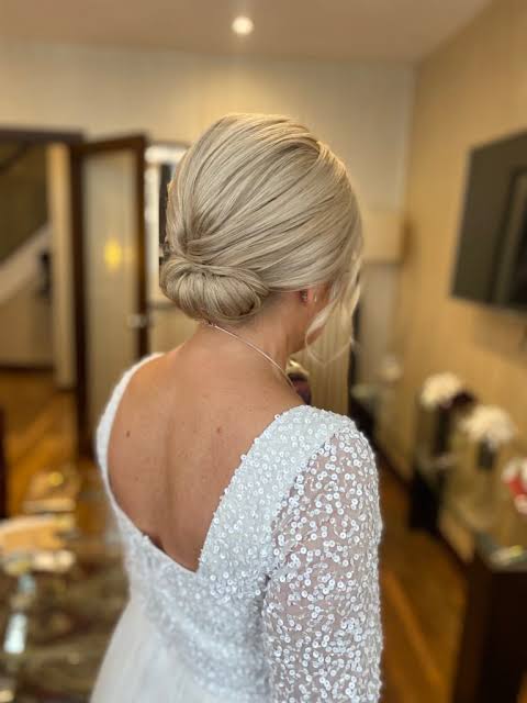 Polished Blonde Low Bun For Weddings Polished Blonde Low Bun For Weddings — Sleek Bun 2027