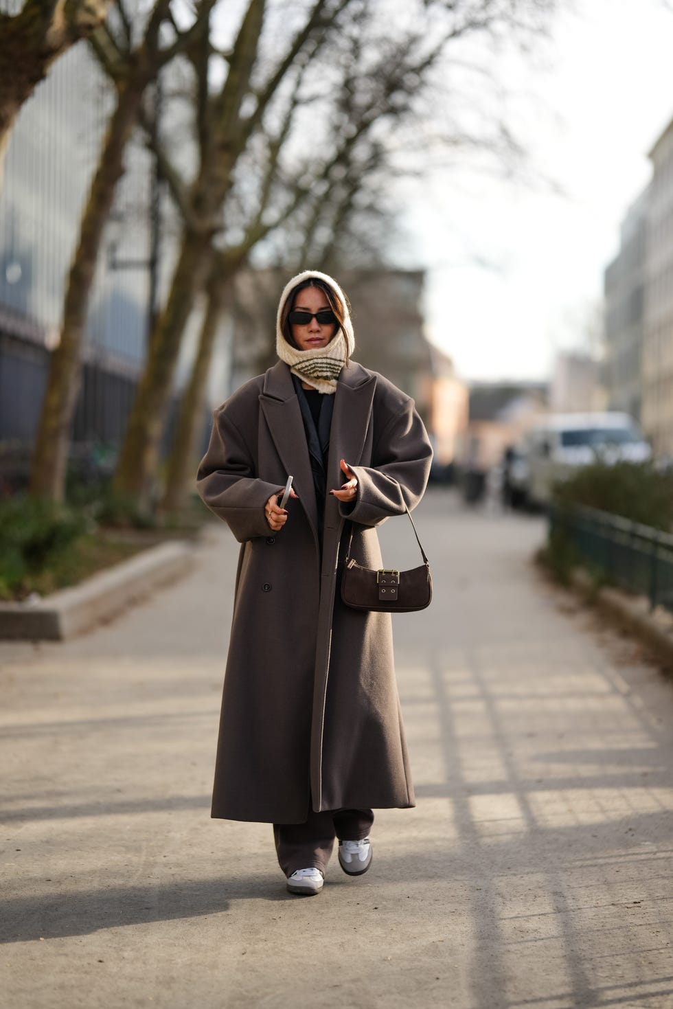 Casual Winter Look with an Oversized Coat, Scarf, and Bucket Hat Casual Winter Look with an Oversized Coat, Scarf, and Bucket Hat — Winter Accessories Outfits 2027
