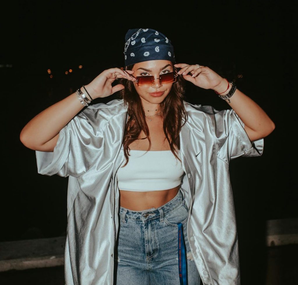 Effortless Cool: Blue Bandana Headscarf with Satin Shirt and Jeans Effortless Cool: Blue Bandana Headscarf with Satin Shirt and Jeans — Bandana Outfits 2027