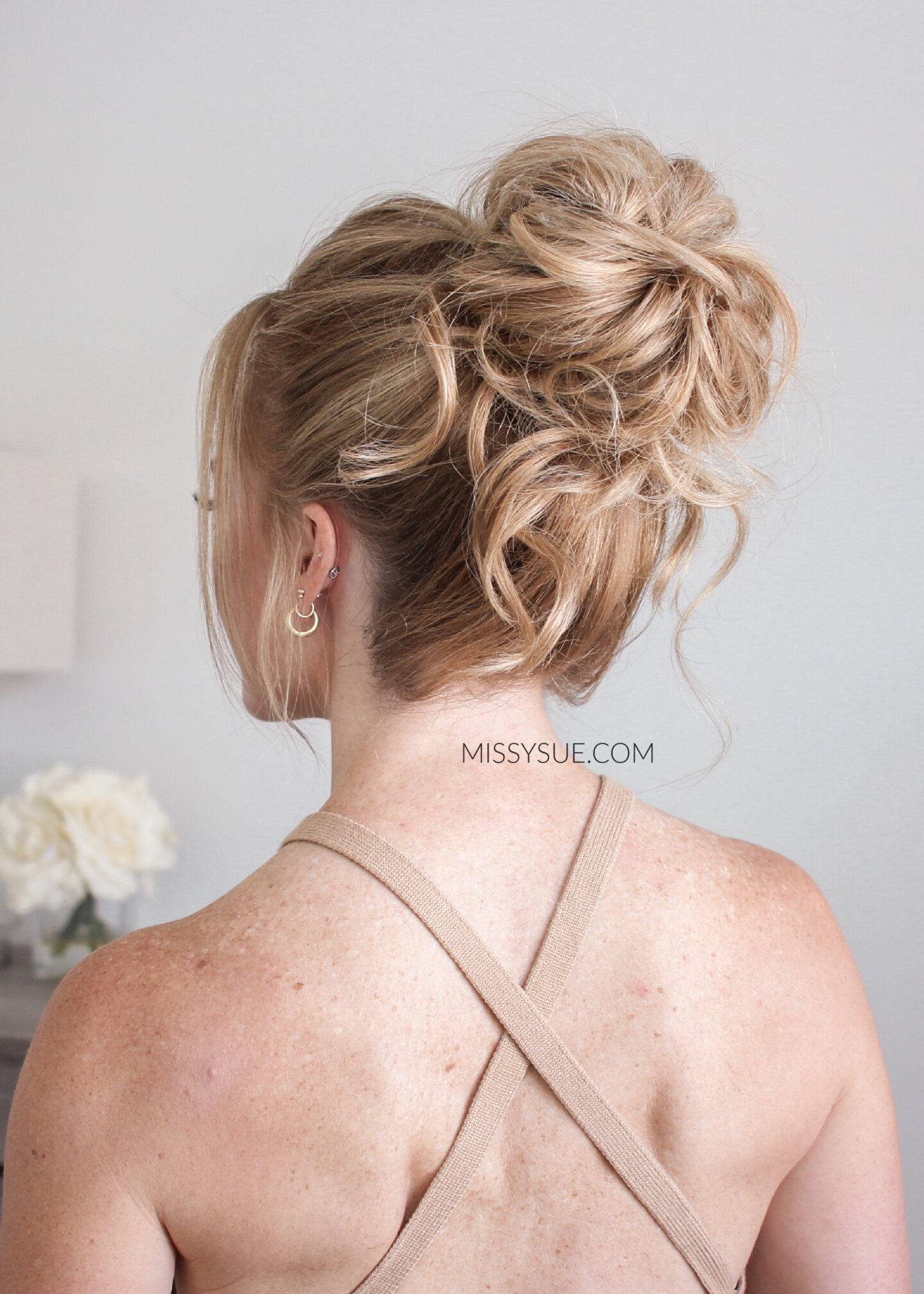 Mid-Back Blonde Messy Bun With Loose Curls Mid-Back Blonde Messy Bun With Loose Curls — Second Day Hairstyles 2027