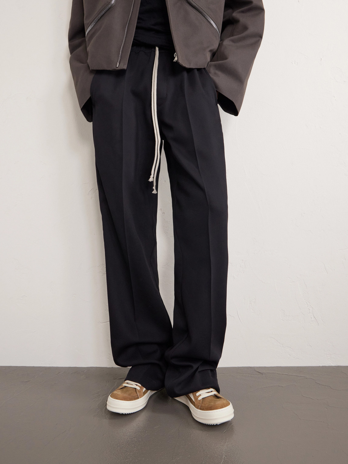 Oversized Grey Jacket and Wide-Leg Trousers with Suede Sneakers Oversized Grey Jacket and Wide-Leg Trousers with Suede Sneakers — Retro Sneakers Outfits 2027