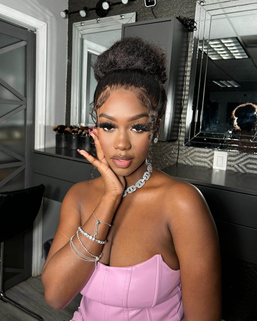 Textured Puff With Loose Tendrils Textured Puff With Loose Tendrils — High Puff 2027