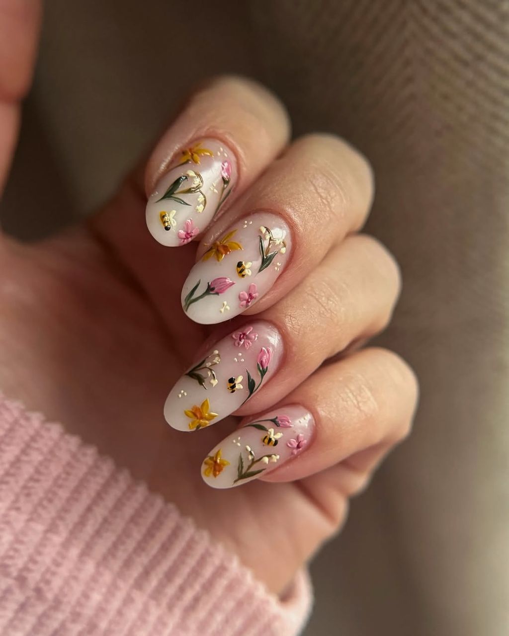 Milky White Base With Painted Flowers And Bees Milky White Base With Painted Flowers And Bees — Flower Nails 2027
