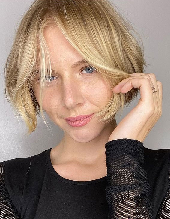Chin Ash Blonde Bob With Soft Bangs Chin Ash Blonde Bob With Soft Bangs — Mini Bob 2027