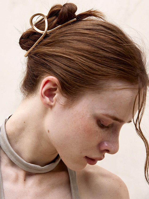 Middle Visual Idea Middle Visual Idea — Claw Clip Twist Hairstyles 2027