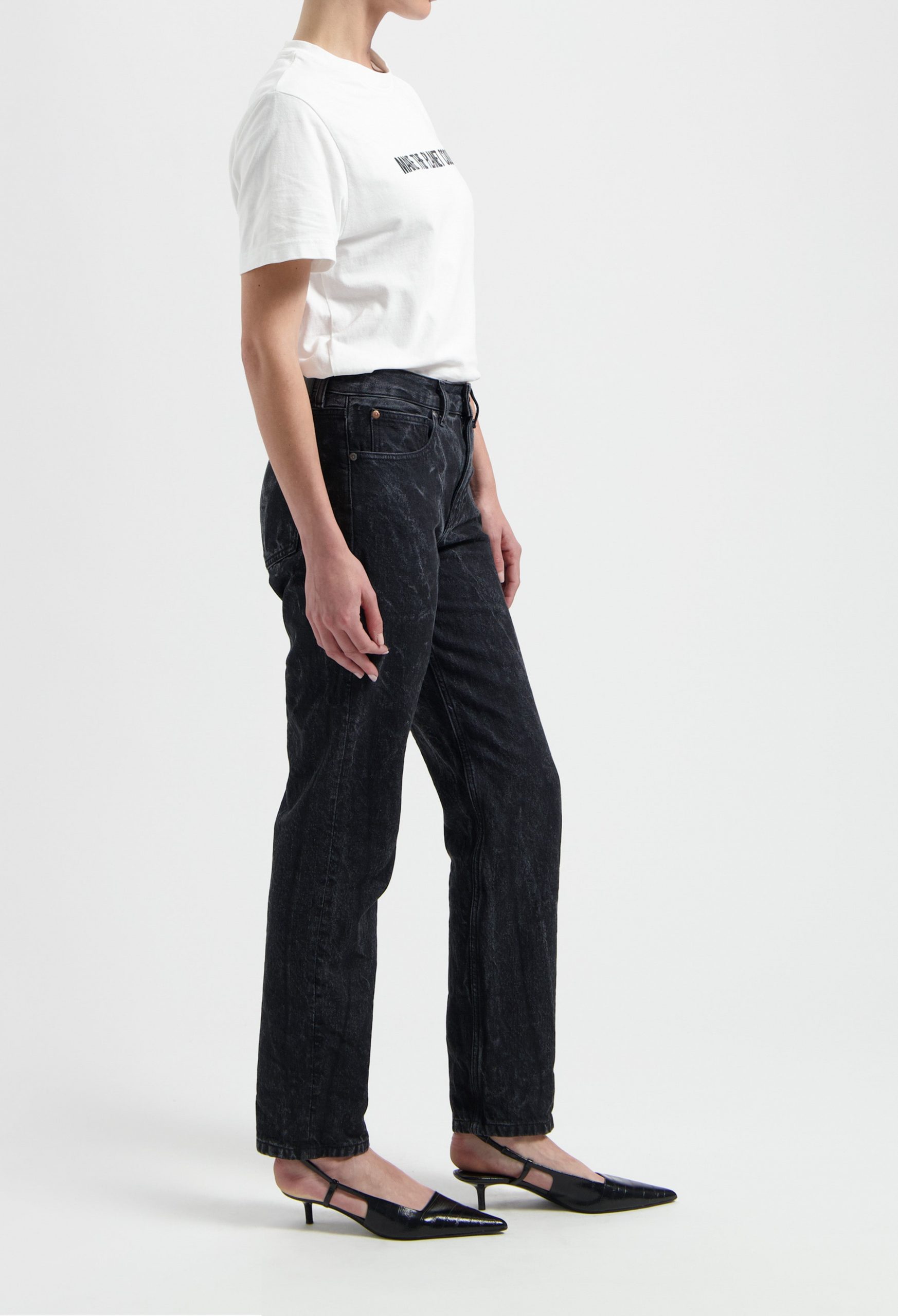 Effortless Casual: Straight-Leg Jeans with Kitten Heels Effortless Casual: Straight-Leg Jeans with Kitten Heels — Black Jeans Outfits 2027