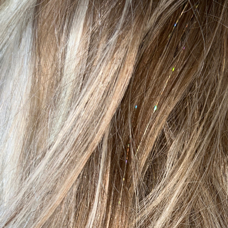 Close Crop Side View Thick Wavy Blonde Mid-Back With Colorful Tinsel — Hair Tinsel 2027
