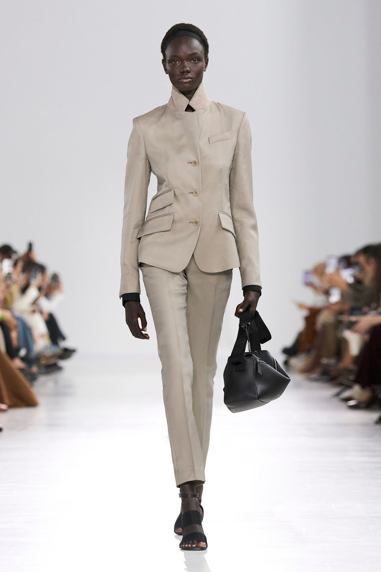 Beige Cropped Blazer with Strong Shoulders Beige Cropped Blazer with Strong Shoulders — Cropped Blazer Outfits 2027