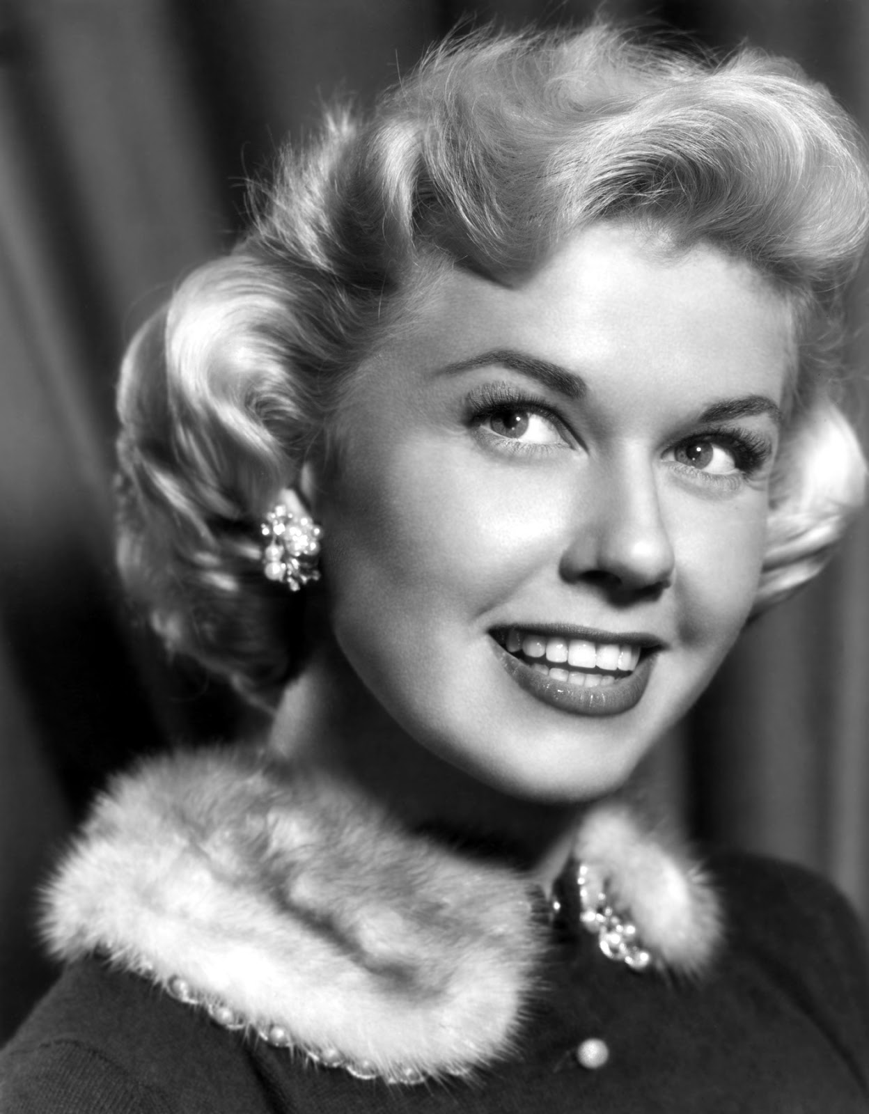 Faux Fur Collar and Voluminous Hairstyle Faux Fur Collar and Voluminous Hairstyle — Old Hollywood Outfits 2027