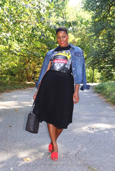 Black Pleated Midi Skirt with Graphic T-Shirt and Red Heels — Pleated Skirt Outfits 2027