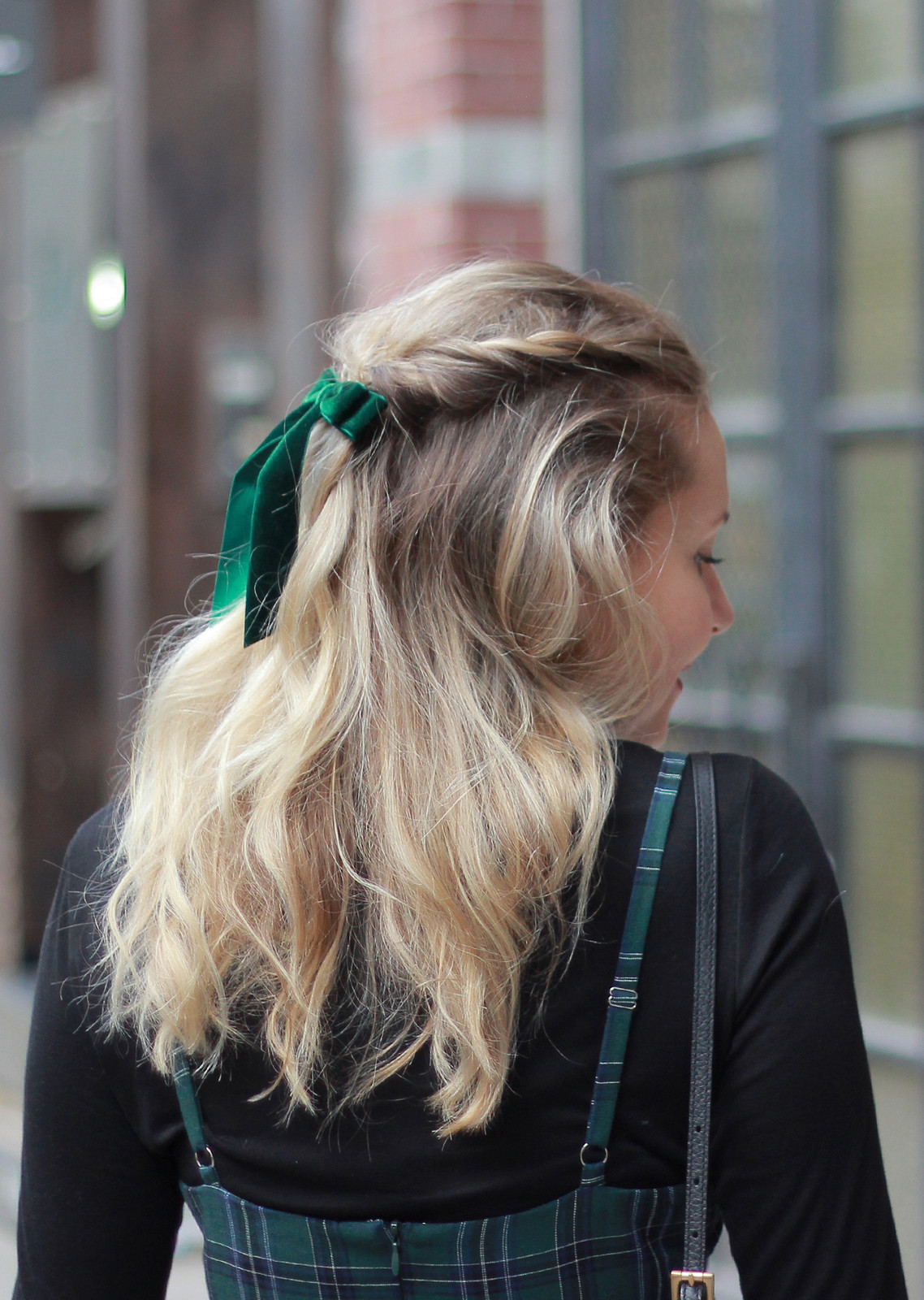 Ash Blonde Waves With Velvet Ribbon Ash Blonde Waves With Velvet Ribbon — Christmas Photo Hairstyles 2026