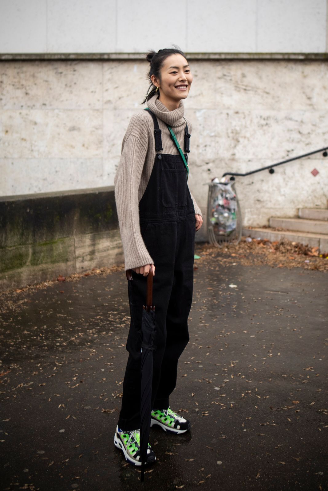 Black Denim Straight-Leg Overalls with a Beige Turtleneck and Neon Sneakers Black Denim Straight-Leg Overalls with a Beige Turtleneck and Neon Sneakers — Overalls 2027