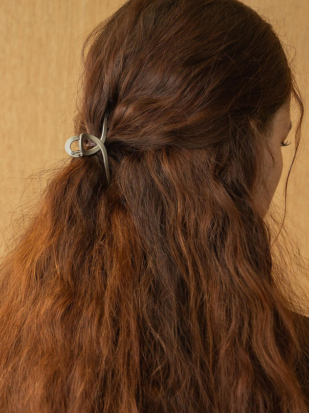 Side Swept Visual Idea Side Swept Visual Idea — Claw Clip Twist Hairstyles 2027