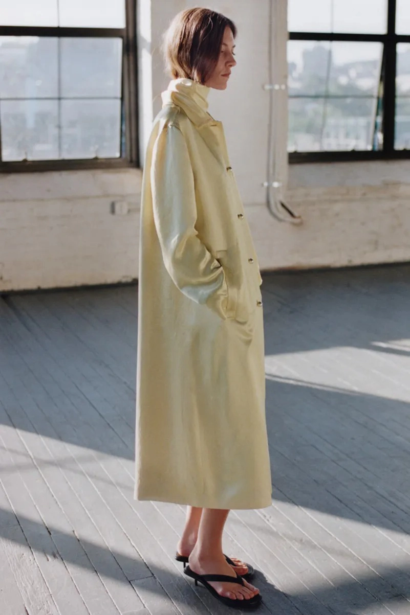 Oversized Pale Yellow Trench Coat for Transitional Weather Oversized Pale Yellow Trench Coat for Transitional Weather — Downtown Girl Outfits 2027