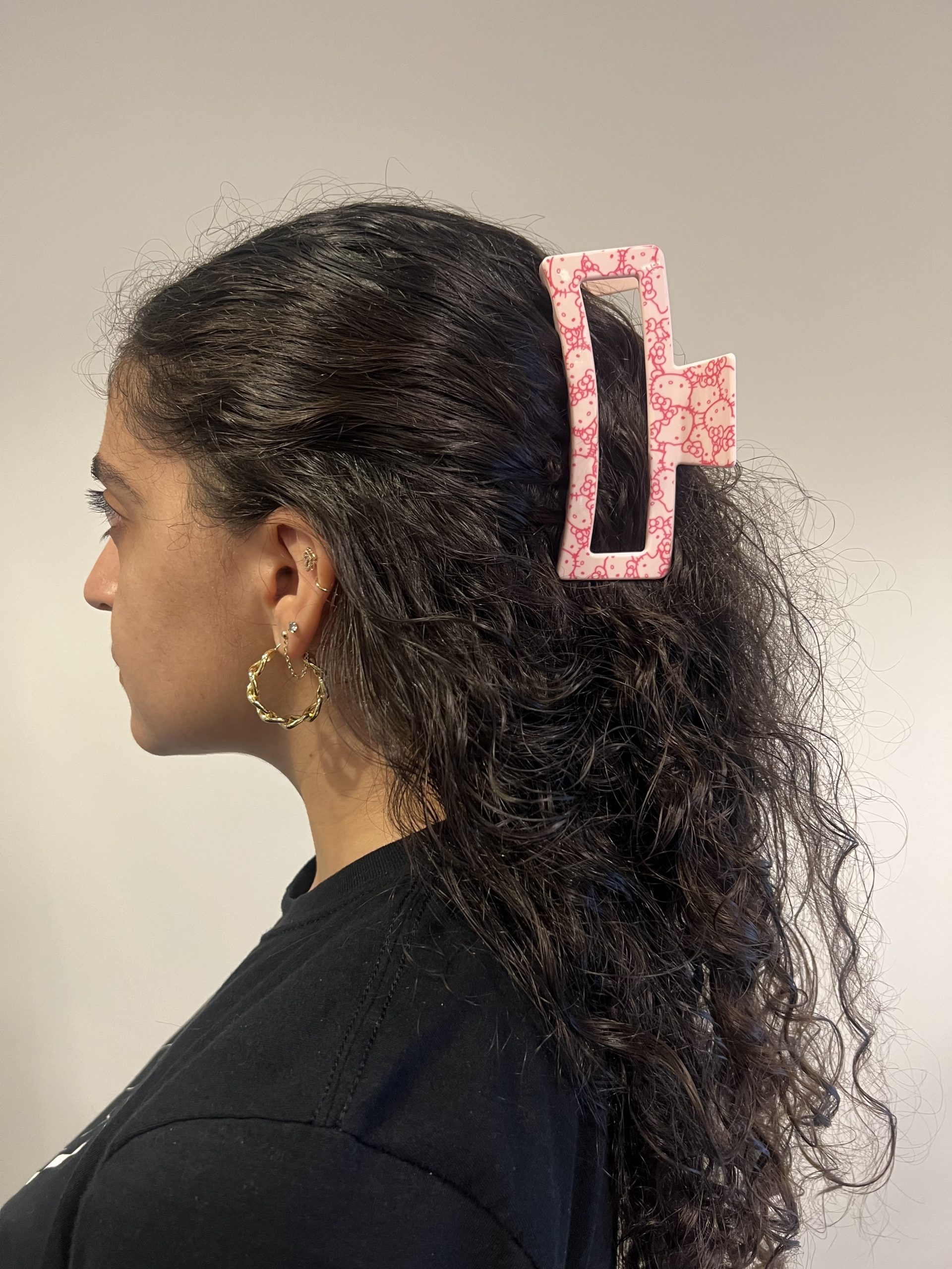 Dark Brown Half-Up With Pink Claw Clip Dark Brown Half-Up With Pink Claw Clip — Hairstyles 2027 for College