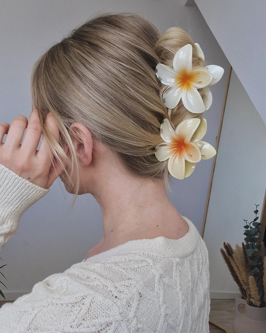 Blonde With Highlights Visual Idea Blonde With Highlights Visual Idea — Claw Clip Twist Hairstyles 2027