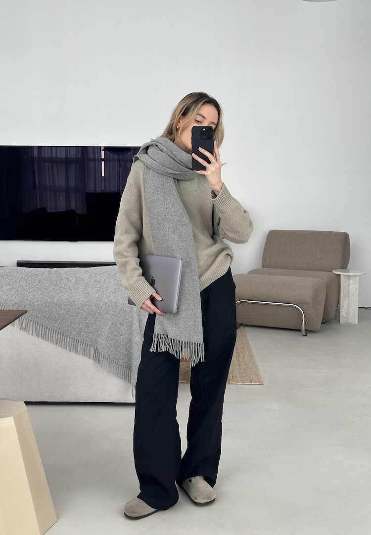 Cozy Beige Knit Sweater and Wide-Leg Pants for Comfort Cozy Beige Knit Sweater and Wide-Leg Pants for Comfort — Zoom Outfits 2027