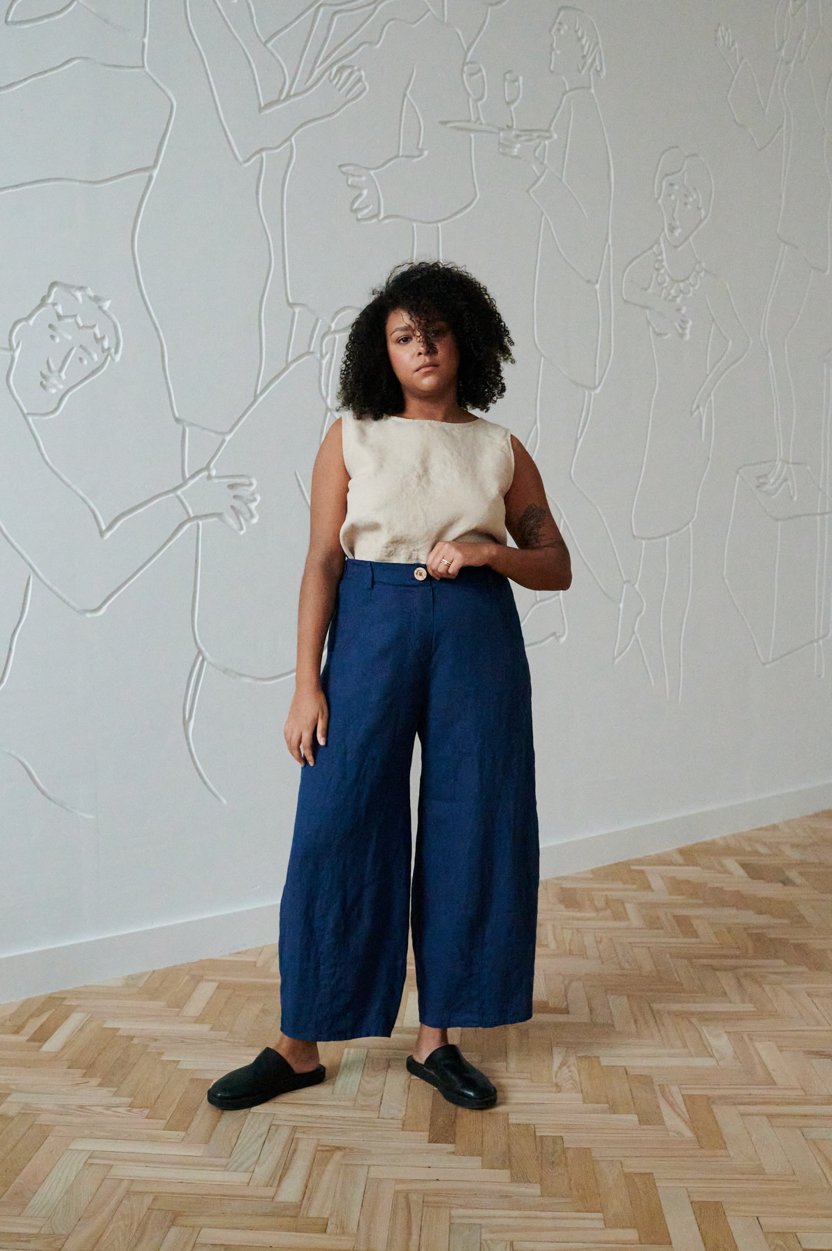 Casual Outfit Idea — Navy Blue Linen Pants Outfits 2027