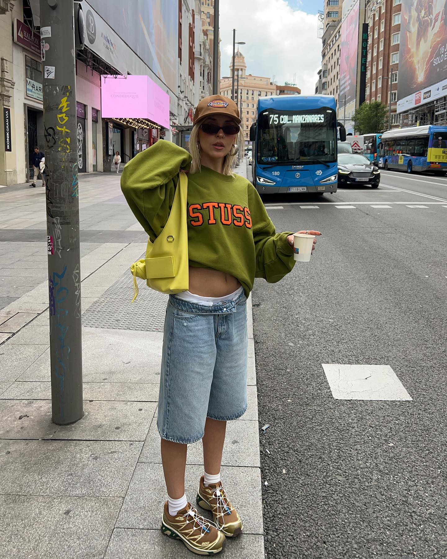 Denim Bermuda Shorts with an Oversized Graphic Sweatshirt Denim Bermuda Shorts with an Oversized Graphic Sweatshirt — Jean Shorts Outfits 2027