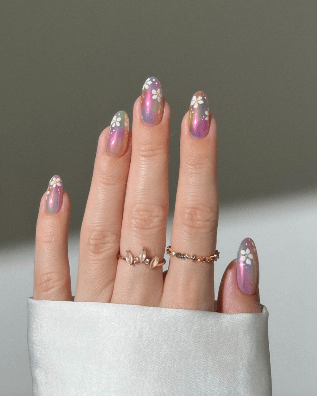Iridescent Daisy Oval Nails Iridescent Daisy Oval Nails — Floral Nails 2027