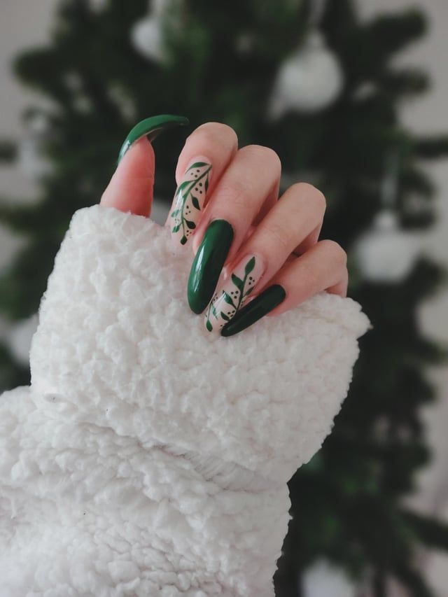 Leaf And Vine Motif On Accent Nails Visual Idea Leaf And Vine Motif On Accent Nails Visual Idea — Forest Green Nails 2027