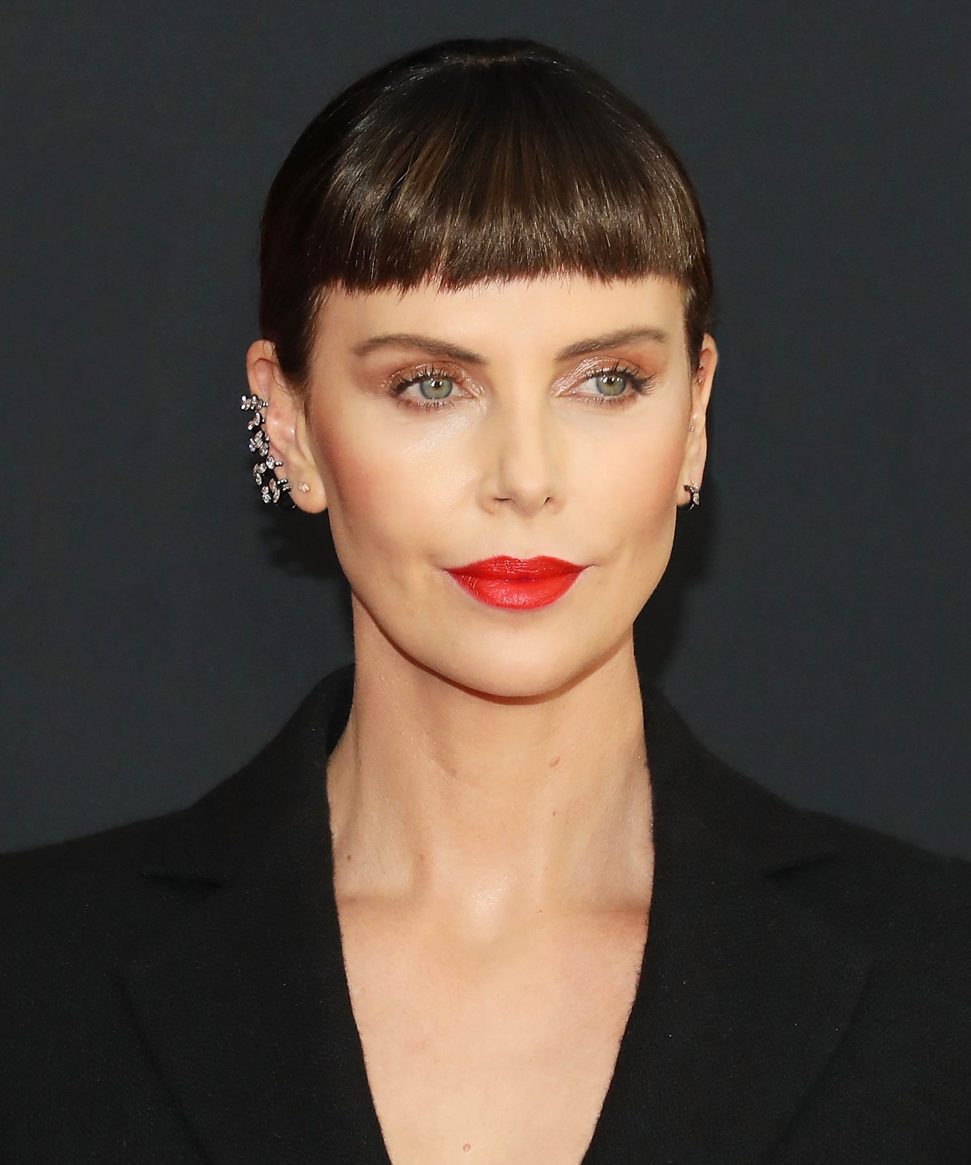 Chin Dark Blonde Bob With Micro Bangs Chin Dark Blonde Bob With Micro Bangs — Mini Bob 2027