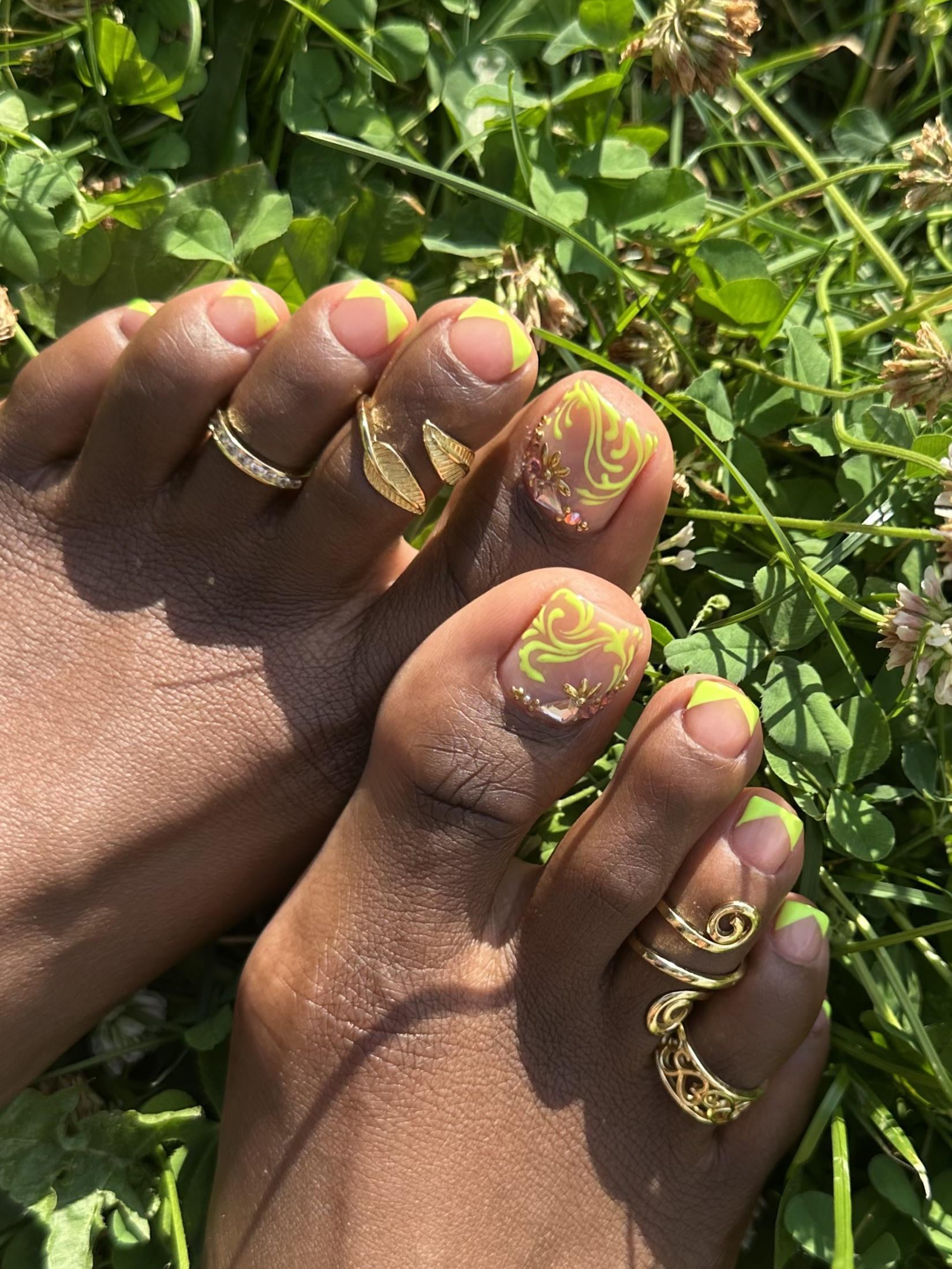 Neon Yellow French Tips with Gold Swirls Neon Yellow French Tips with Gold Swirls — Neon Toe Nails 2027