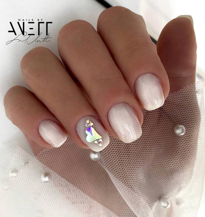 Off-White Rhinestone Accent Off-White Rhinestone Accent — Simple Wedding Nails 2027