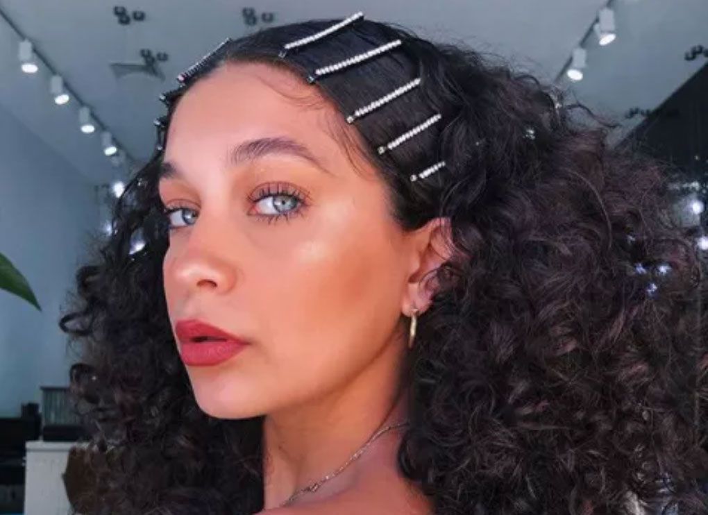 Shoulder Curls With Sparkly Clips Shoulder Curls With Sparkly Clips — Easy Natural Hairstyles 2027