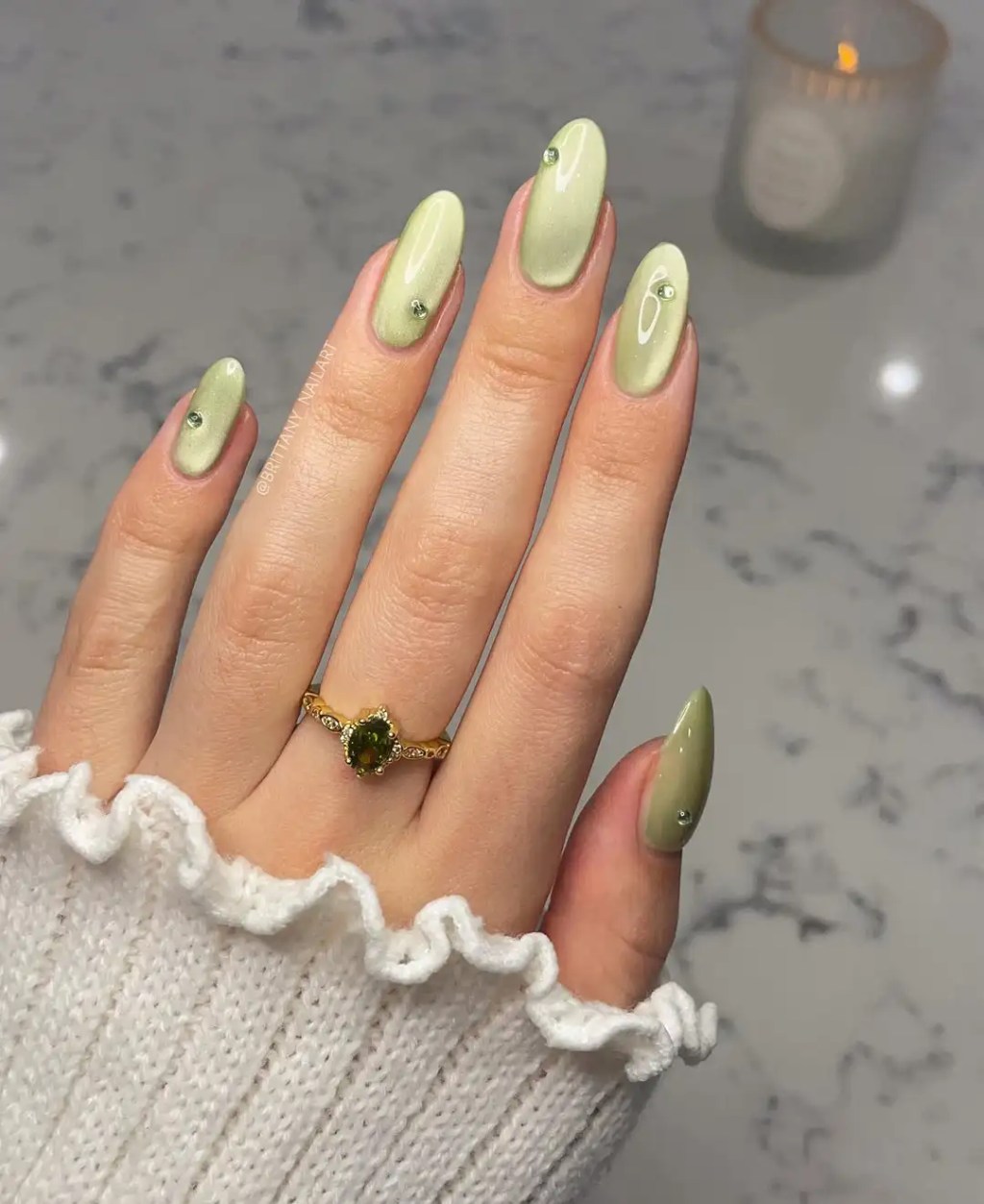 Pale Olive Green Cat-Eye with Rhinestones Pale Olive Green Cat-Eye with Rhinestones — Simple Nails 2027