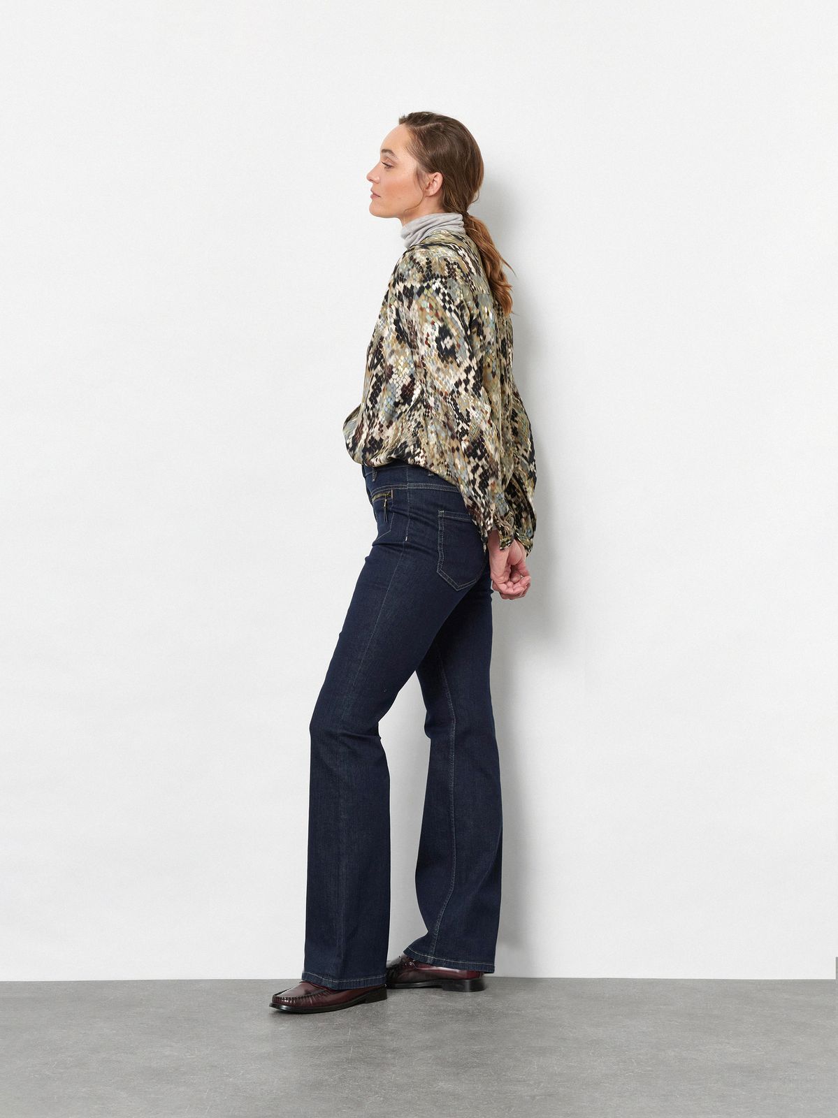 Grey Patterned Jacket with Dark Blue Bootcut Jeans Grey Patterned Jacket with Dark Blue Bootcut Jeans — Blue Bootcut Jeans Outfits 2027