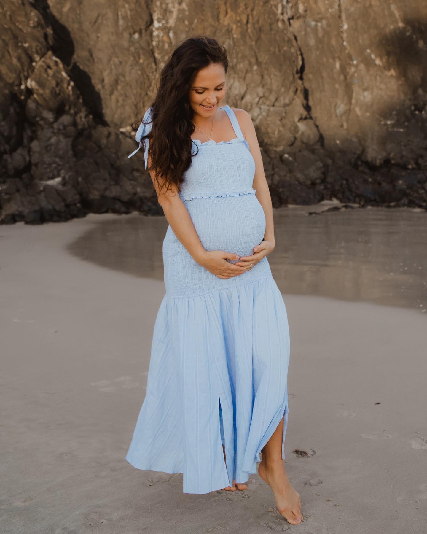 33+ Chic And Comfortable Baby Shower Outfits For Mom-to-Be